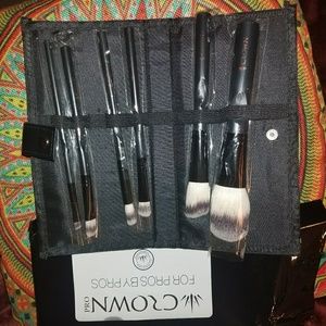 6 piece Crown Makeup brushes